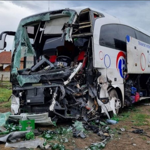 Bărbat internat în stare gravă după un accident între un autocar și un TIR