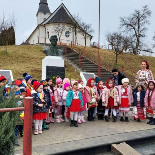 Steagul tricolor, simbol al Marii Uniri, readus la viață de o tânără din Pinticu Tecii