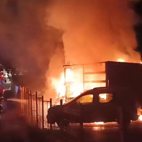 Camioneta a ars complet în urma unui incendiu, cauza fiind un scurtcircuit electric