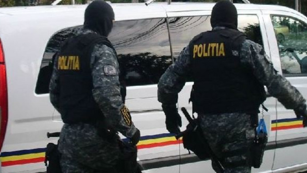 Patru persoane reținute pentru organizarea de petreceri cu droguri pentru minori