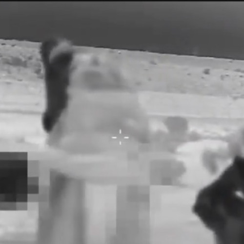 Israel a publicat imagini cu agenți Mossad infiltrati în Iran, care au lansat rachete asupra unei baze aeriene iraniene, potrivit publicației Times of Israel. Conform sursei, agenții Mossad au construit în Iran o „bază de drone kamikaze”, arme folosite apoi în atacul din această dimineață. Corespondentul militar al publicației notează că dronele au fost utilizate pentru a lovi lansatoarele de rachete balistice din apropierea capitalei Teheran, atac ce a împiedicat Iranul să răspundă cu propriile rachete asupra Israelului.