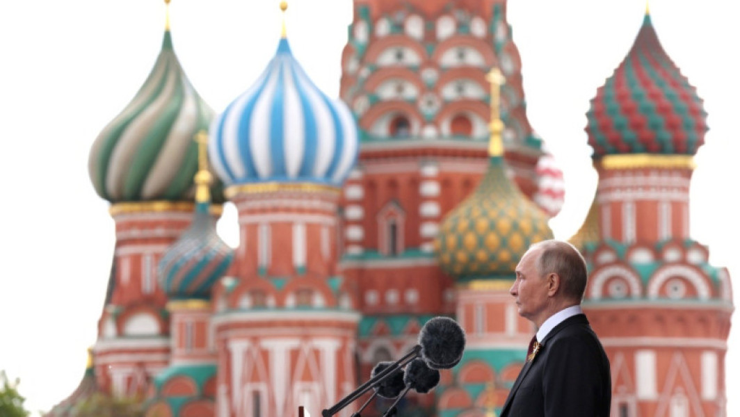 Un membru al gărzii de corp a lui Vladimir Putin a fost surprins cu o dronă interceptoare la paradele de la Moscova