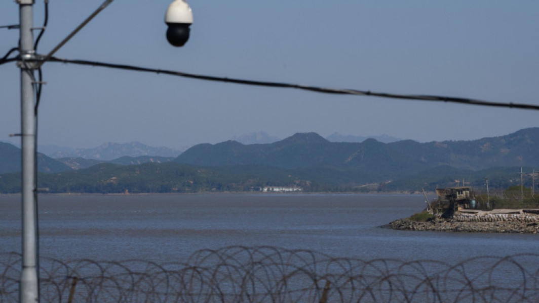 Un nord-coreean a reușit să fugă în Coreea de Sud traversând frontiera maritimă înot, apoi a fost salvat de echipele sud-coreene