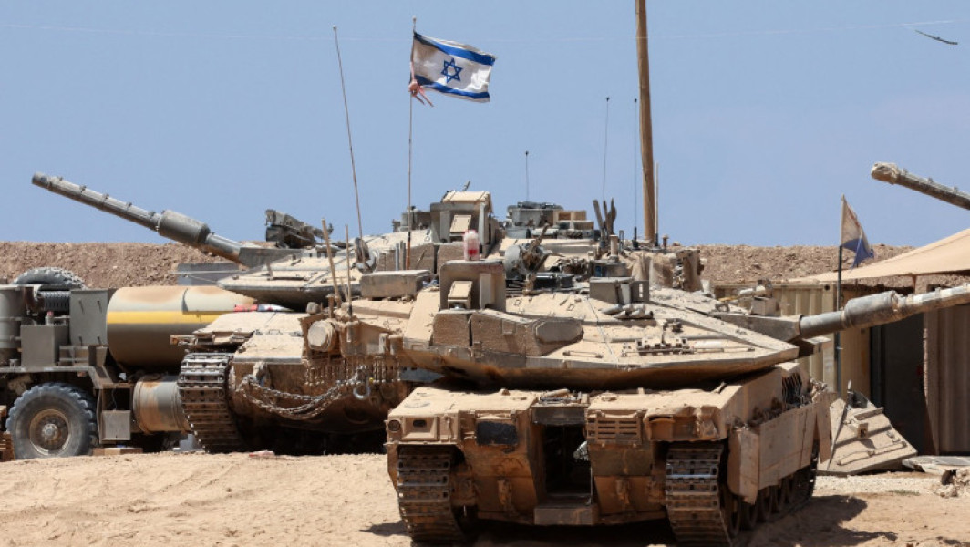 Israelul se pregătește pentru o ofensivă în Gaza, după ce cabinetul de securitate a aprobat planul prim-ministrului Benjamin Netanyahu de a ocupa orașul Gaza și de a implementa cinci principii pentru încheierea conflictului, anunță digi24.ro. Imagini din satelit arată că armata israeliană concentrează trupe și echipamente în apropierea frontierei cu Gaza, ceea ce indică o posibilă invazie terestră majoră.