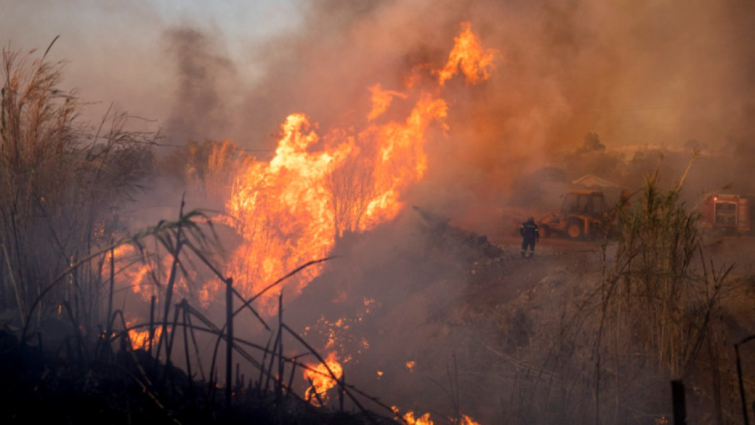 Incendiu de proporții în apropiere de Atena, Grecia