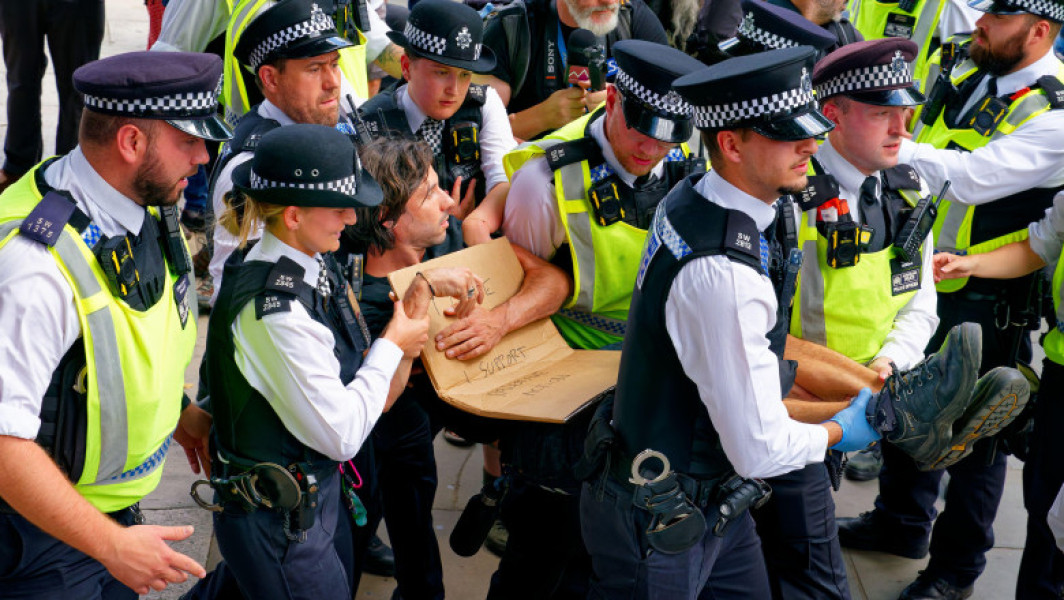Poliția din Londra a arestat peste 400 de persoane în centrul capitalei britanice, în timpul unui protest susținut de grupul interzis Palestine Action. Conform The Times, autoritățile britanice au identificat cel puțin 365 de protestatari care încalcă legile antiteroriste, adunați în Piața Parlamentului din Westminster pentru a cere oprirea a ceea ce ei numesc genocid în Gaza. Protestul a început la ora 13:00, când participanții au afișat pancarte handmade cu mesajul: "Ma opun genocidului. Susțin Palestine Action".