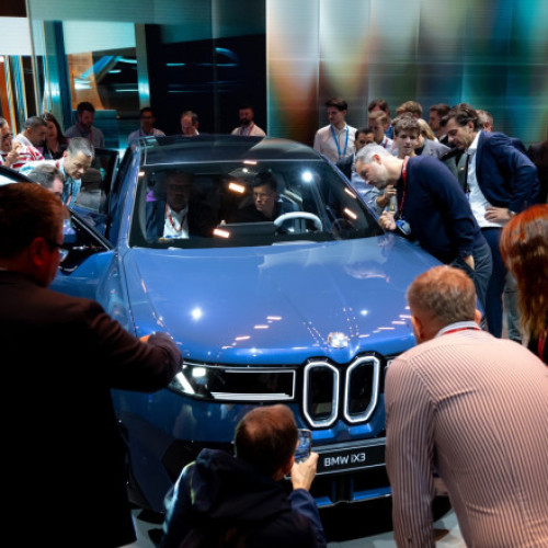 Constructorii auto europeni lansează ofensivă electrică pentru a contracara rivalii chinezi