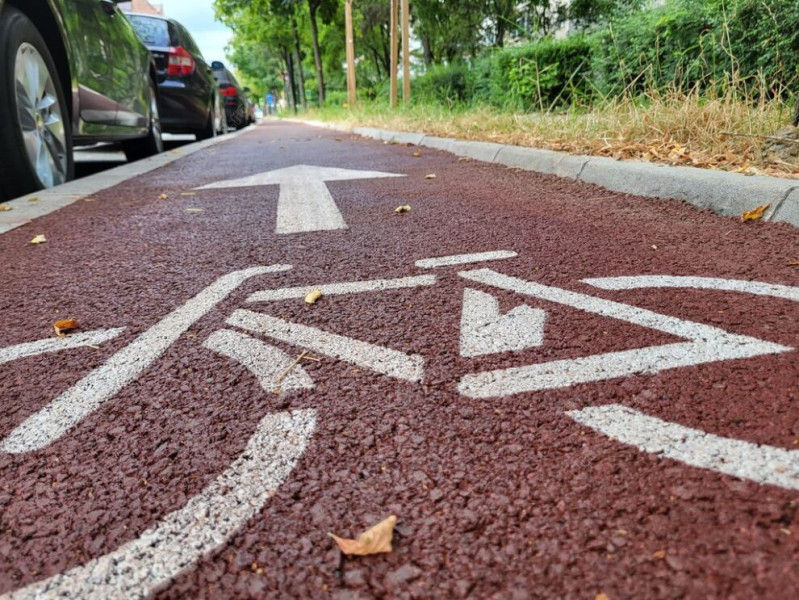 Bistrița implementează proiect COPE cu rasteluri de biciclete în școli