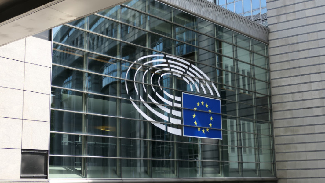 Parlamentul European exercită presiuni pentru revizuirea acordului UE-SUA