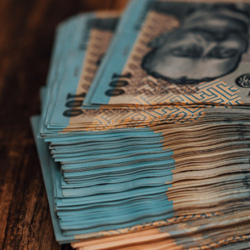 Tânără reținută pentru acces ilegal și tranzacții frauduloase pe contul bunicii