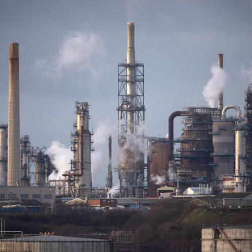 Explozie și incendiu la două rafinării din Ungaria și România cu legături către Rusia