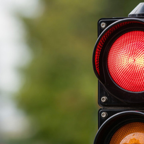 Brașov testează semafoare inteligente care sancționează automat viteza excesivă