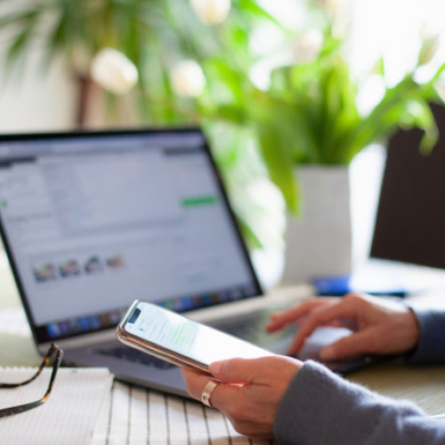 Munca de acasă stimulează bunăstarea angajaților fără a afecta productivitatea