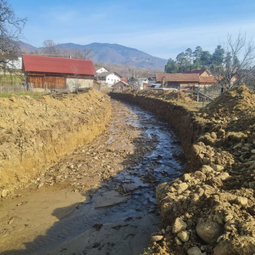 Lucrări de amenajare a pârâului Valea Brujenilor în Prundu Bârgăului