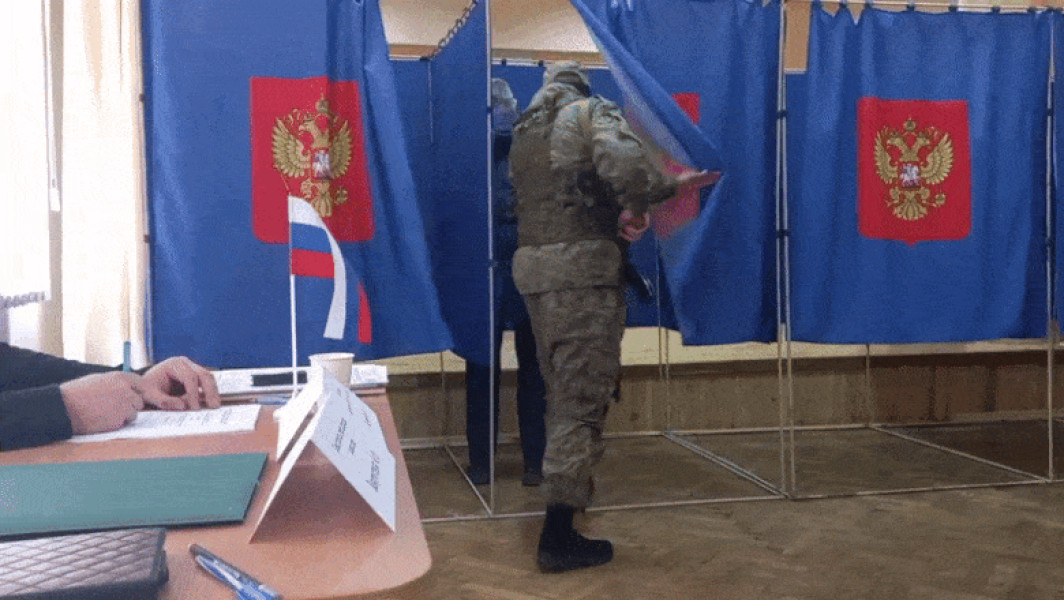 Clipul video de la o sectie de vot din Rusia arata cum un soldat verifica votul alegatorului intr-o cabina de vot.

"Imagini socante de la sectiile de vot in Rusia: Soldat cu pusca verifica votul alegatorului