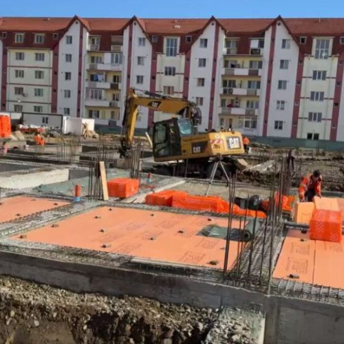 Viitoarea Creșă din Subcetate ia formă în cartier. Construcția va avea 40 de locuri împărțite în 4 grupe, cu săli de joacă, dormitoare, bucătărie și spălătorie proprie. Primarul Ioan Turc oferă detalii.