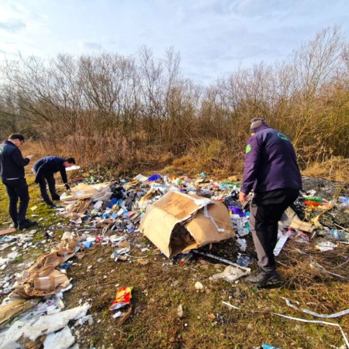 Persoană amendată pentru abandonul deșeurilor în natură în Beclean, conform parteneriatelor cu forțele de ordine