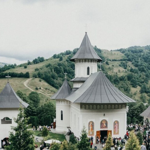 Sfanta Liturghie la Manastirea &quot;Sfintii Apostoli Petru si Pavel&quot; din Tara Nasaudului