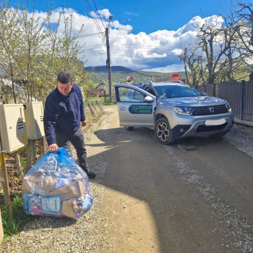 Colectarea sacului albastru pentru deșeurile reciclabile din hârtie și carton în Bistrița